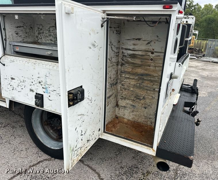 image for item EK0031 1996 International  4700 4X2 utility / service truck