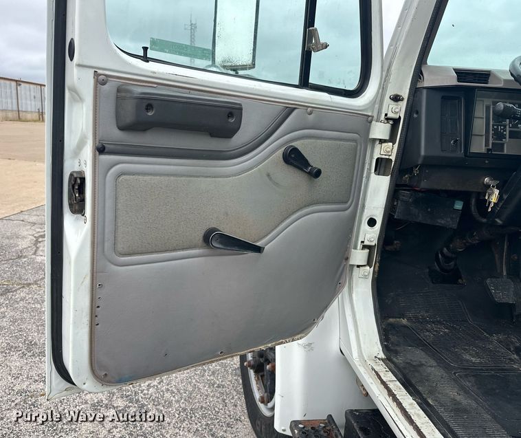 image for item EK0031 1996 International  4700 4X2 utility / service truck