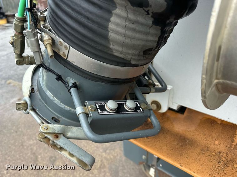 image for item EK0038 2016 AutoCar ACMD XPERT street sweeper truck