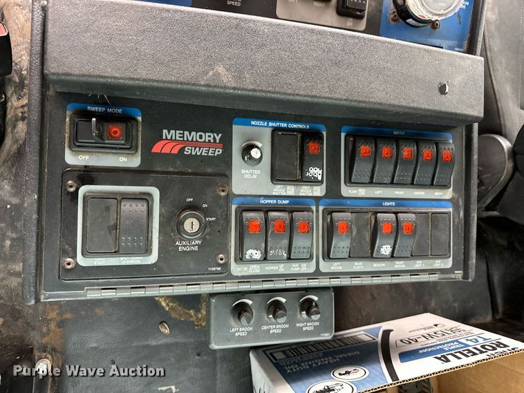 image for item EK0038 2016 AutoCar ACMD XPERT street sweeper truck