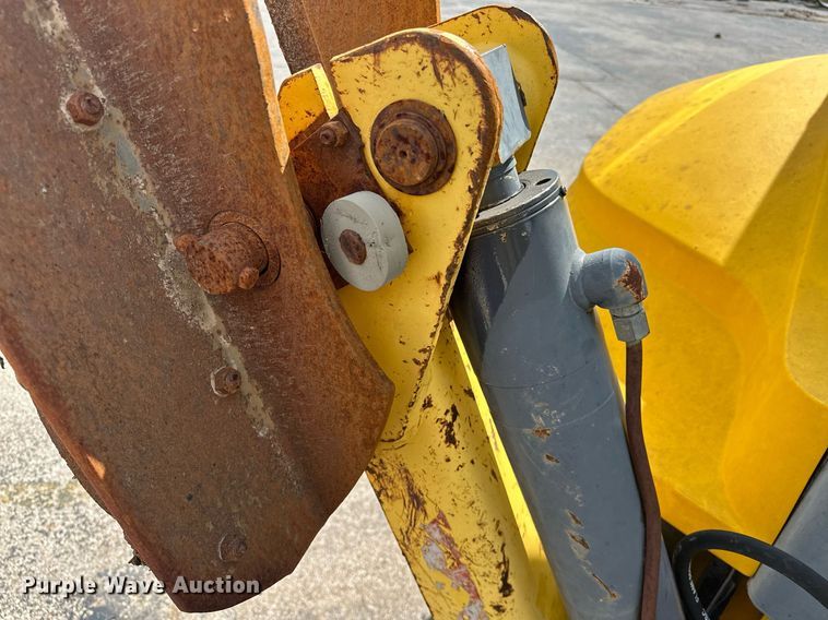 image for item EK0044 2004 New Holland LB75B backhoe