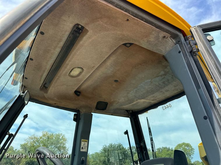 image for item EK0044 2004 New Holland LB75B backhoe