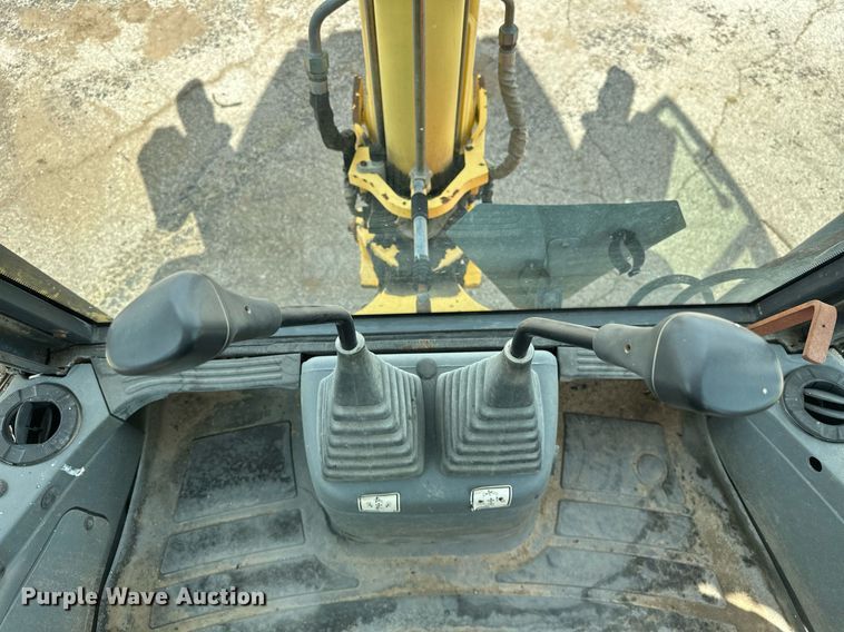 image for item EK0044 2004 New Holland LB75B backhoe