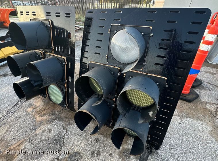 image for item EK0052 (2) traffic lights 