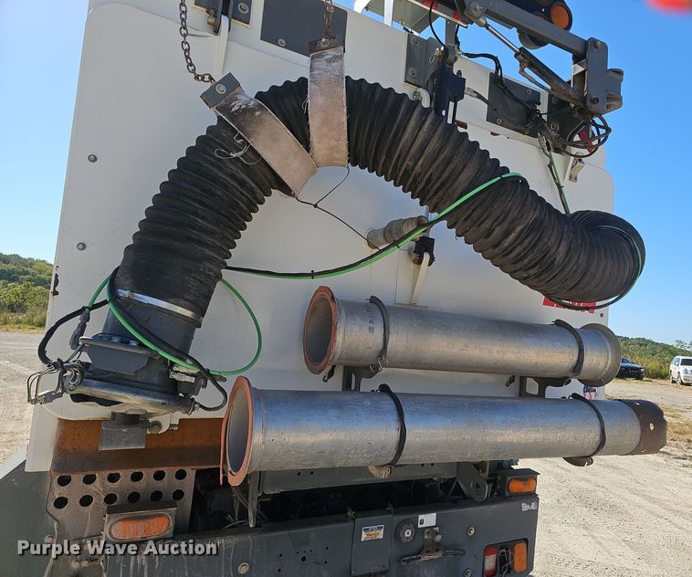 image for item EK0868 2008 UD Elgin 3300 street sweeper truck