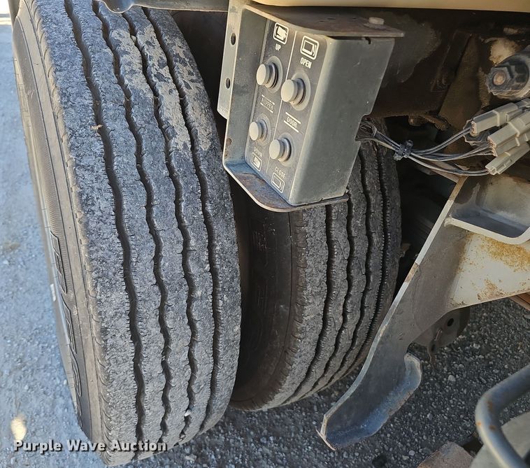 image for item EK0868 2008 UD Elgin 3300 street sweeper truck