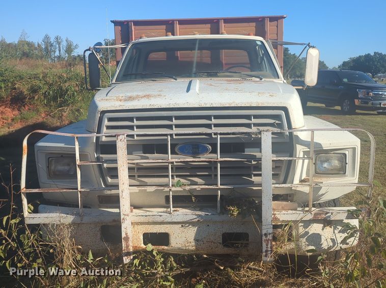 image for item EQ2269 1986 Ford F700 dump truck