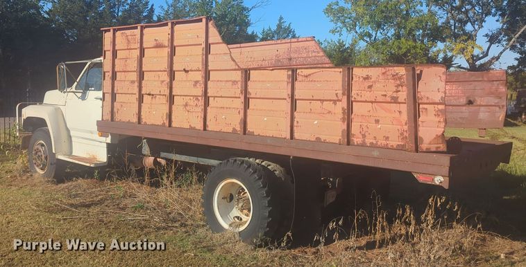 image for item EQ2269 1986 Ford F700 dump truck