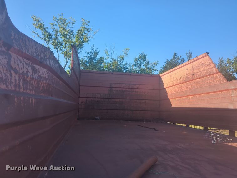 image for item EQ2269 1986 Ford F700 dump truck