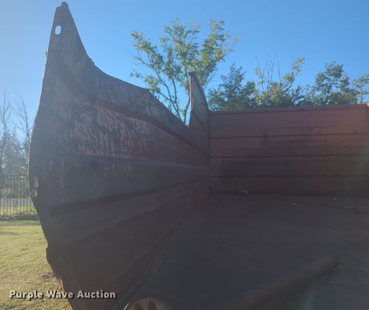 image for item EQ2269 1986 Ford F700 dump truck