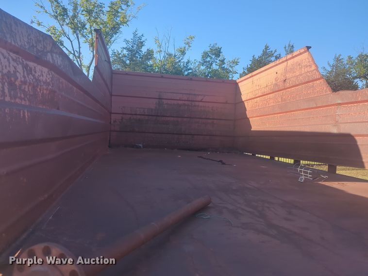 image for item EQ2269 1986 Ford F700 dump truck