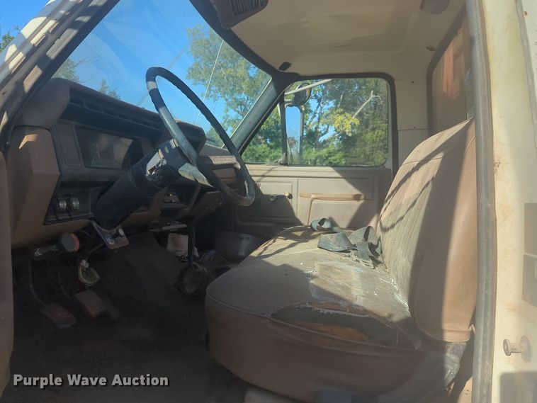 image for item EQ2269 1986 Ford F700 dump truck