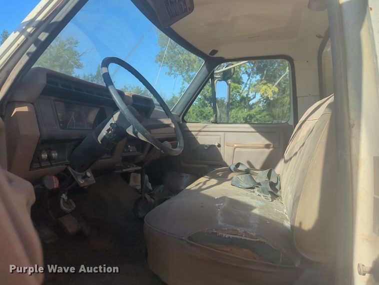 image for item EQ2269 1986 Ford F700 dump truck