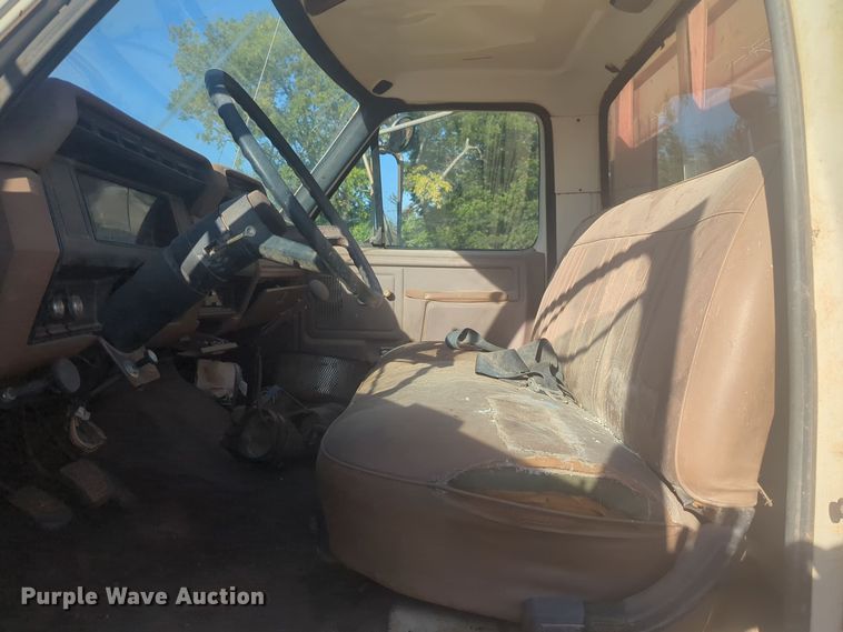 image for item EQ2269 1986 Ford F700 dump truck