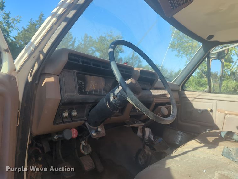 image for item EQ2269 1986 Ford F700 dump truck