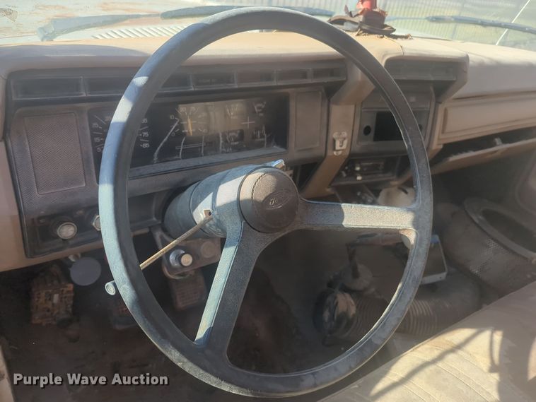 image for item EQ2269 1986 Ford F700 dump truck