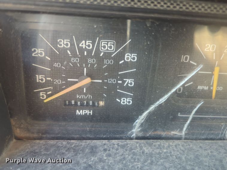 image for item EQ2269 1986 Ford F700 dump truck