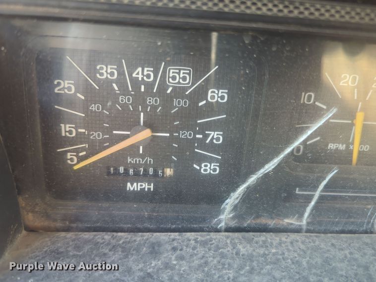 image for item EQ2269 1986 Ford F700 dump truck