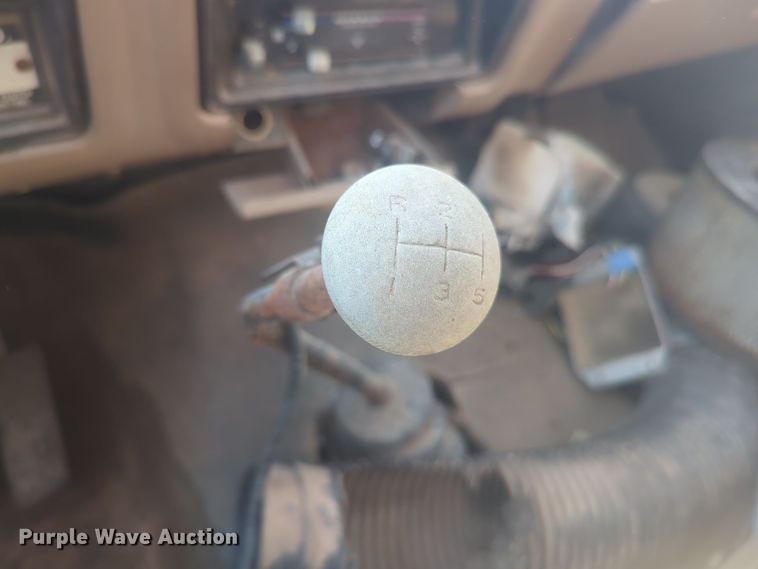 image for item EQ2269 1986 Ford F700 dump truck