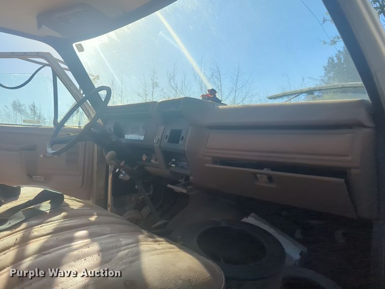 image for item EQ2269 1986 Ford F700 dump truck