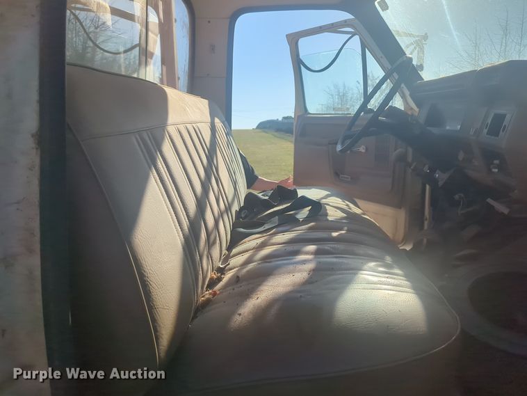 image for item EQ2269 1986 Ford F700 dump truck