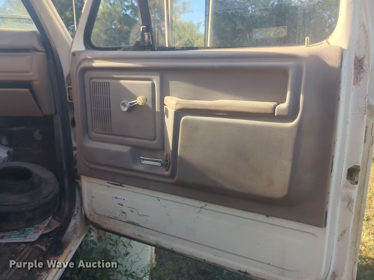 image for item EQ2269 1986 Ford F700 dump truck