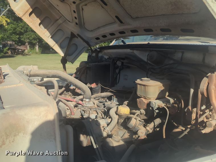 image for item EQ2269 1986 Ford F700 dump truck