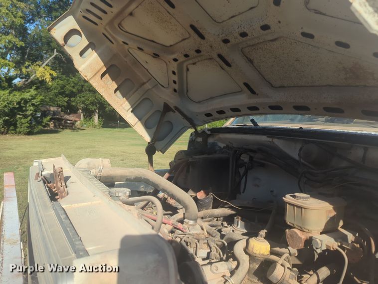 image for item EQ2269 1986 Ford F700 dump truck