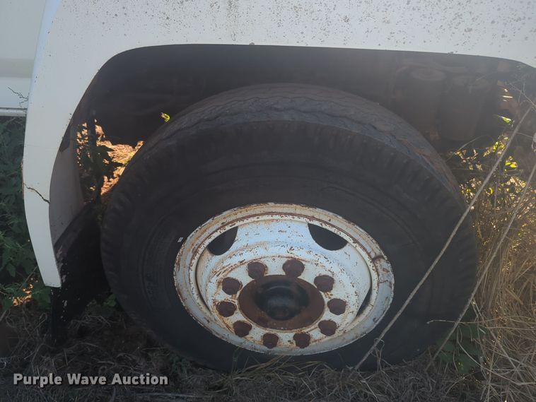 image for item EQ2269 1986 Ford F700 dump truck