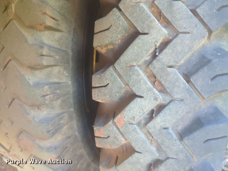 image for item EQ2269 1986 Ford F700 dump truck