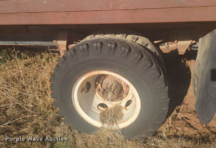 image for item EQ2269 1986 Ford F700 dump truck