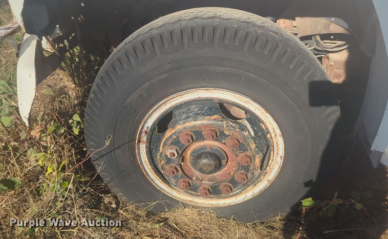 image for item EQ2269 1986 Ford F700 dump truck