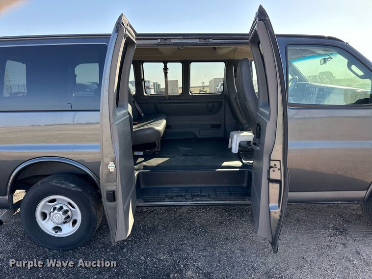 image for item ER8030 2017 Chevrolet Express 2500 van