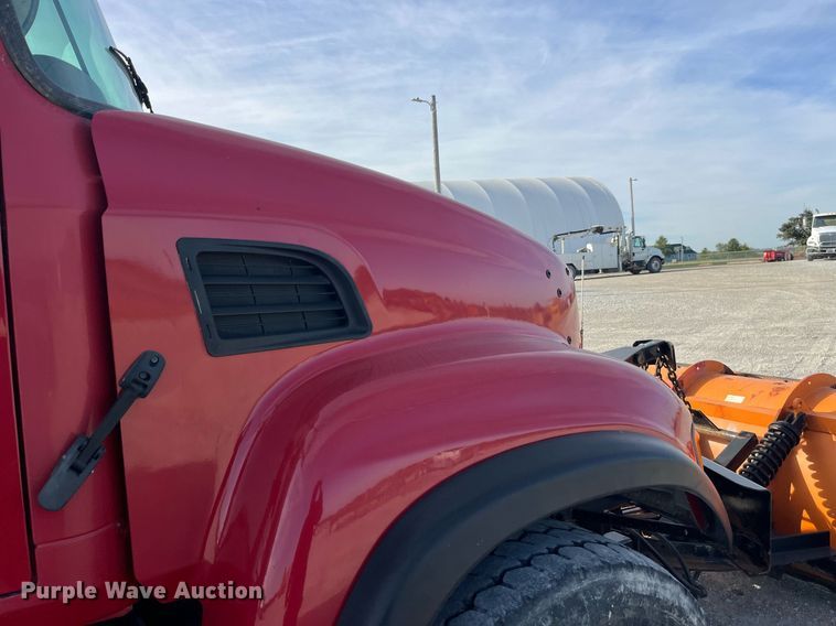 image for item LC9225 2006 Mack CV713 dump truck