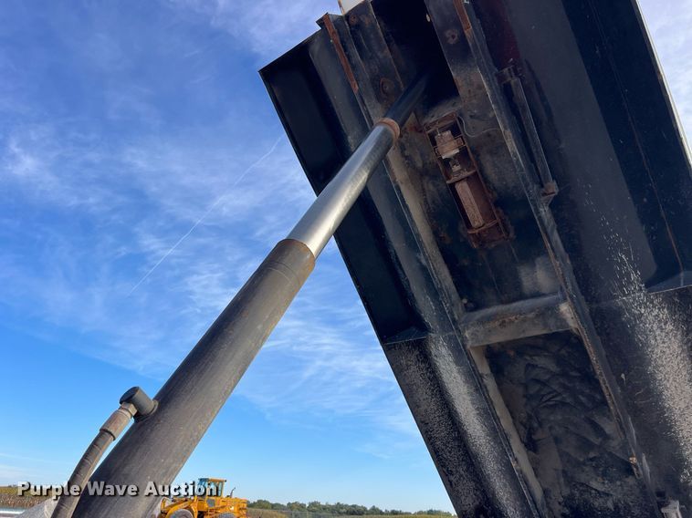 image for item LC9225 2006 Mack CV713 dump truck