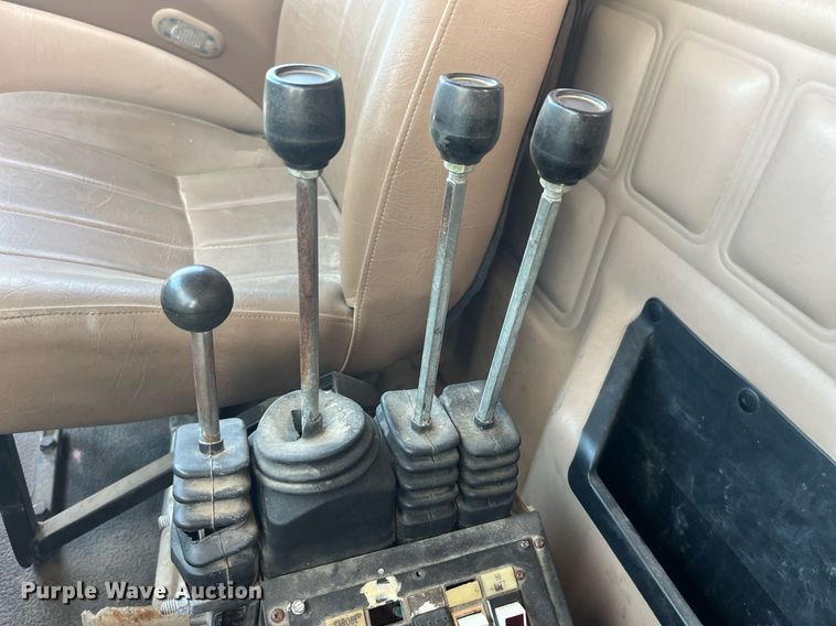 image for item LC9225 2006 Mack CV713 dump truck