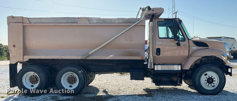 image for item LC9240 2010 International  7400 SFA dump truck