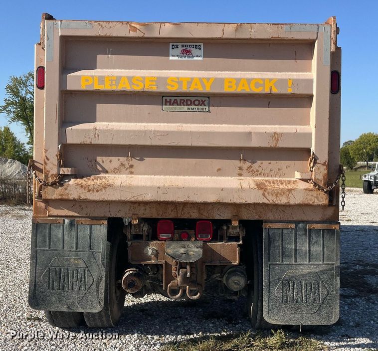 image for item LC9240 2010 International  7400 SFA dump truck