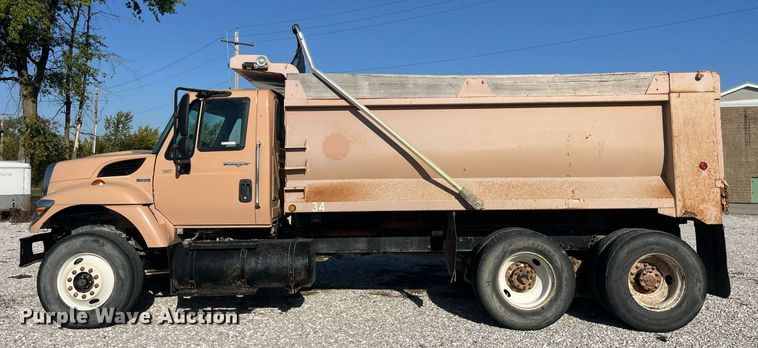 image for item LC9240 2010 International  7400 SFA dump truck