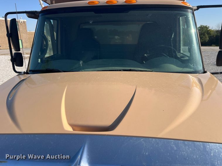 image for item LC9240 2010 International  7400 SFA dump truck