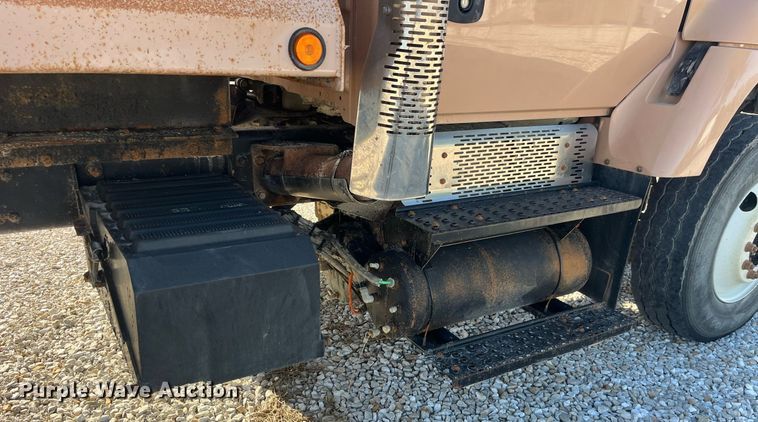 image for item LC9240 2010 International  7400 SFA dump truck