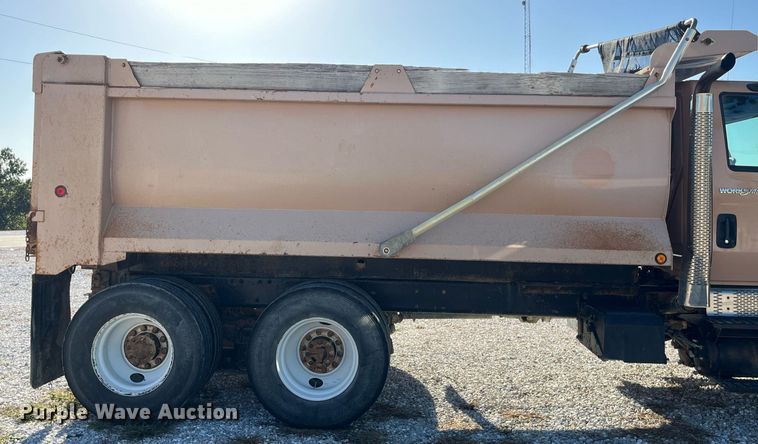 image for item LC9240 2010 International  7400 SFA dump truck