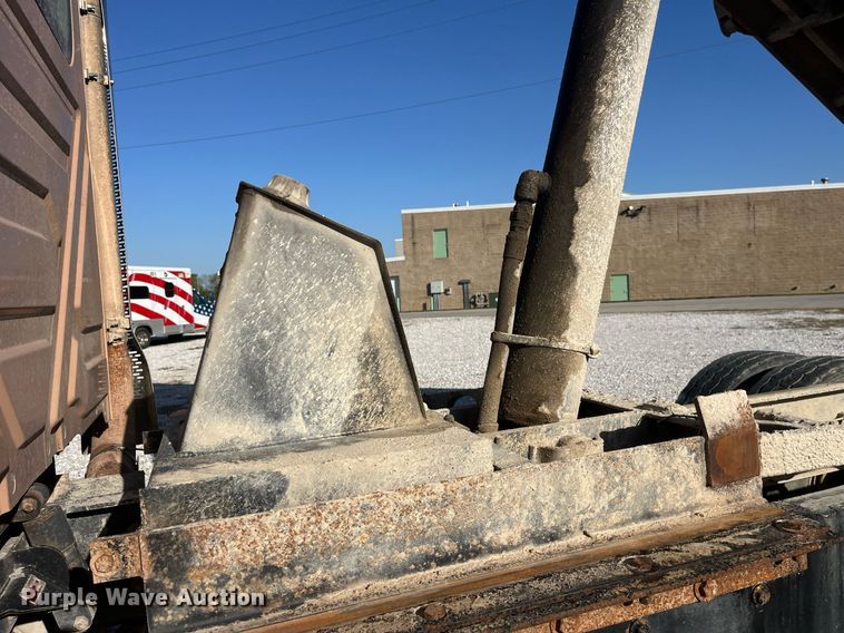 image for item LC9240 2010 International  7400 SFA dump truck