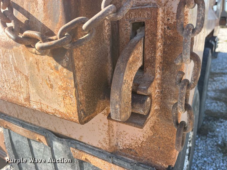 image for item LC9240 2010 International  7400 SFA dump truck