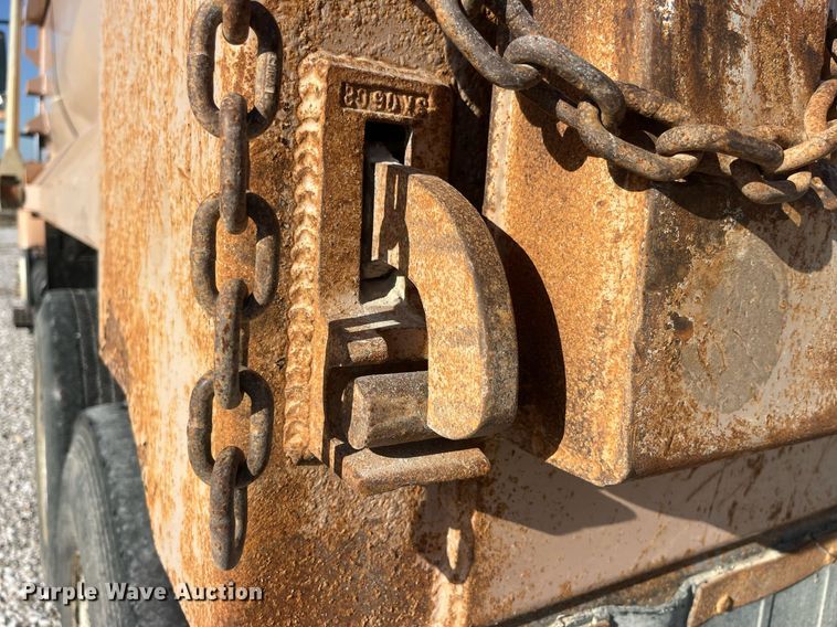 image for item LC9240 2010 International  7400 SFA dump truck