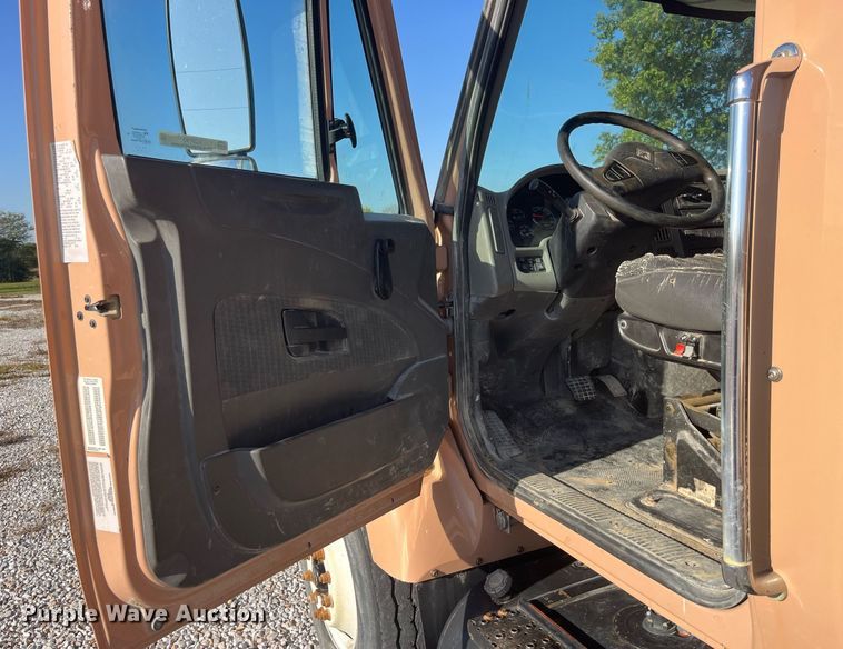 image for item LC9240 2010 International  7400 SFA dump truck