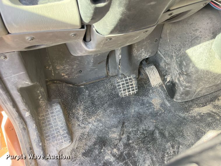 image for item LC9240 2010 International  7400 SFA dump truck