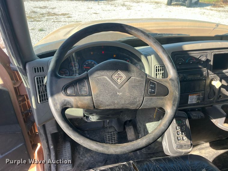 image for item LC9240 2010 International  7400 SFA dump truck