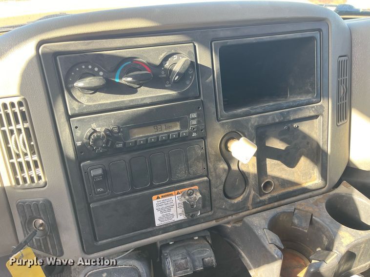 image for item LC9240 2010 International  7400 SFA dump truck