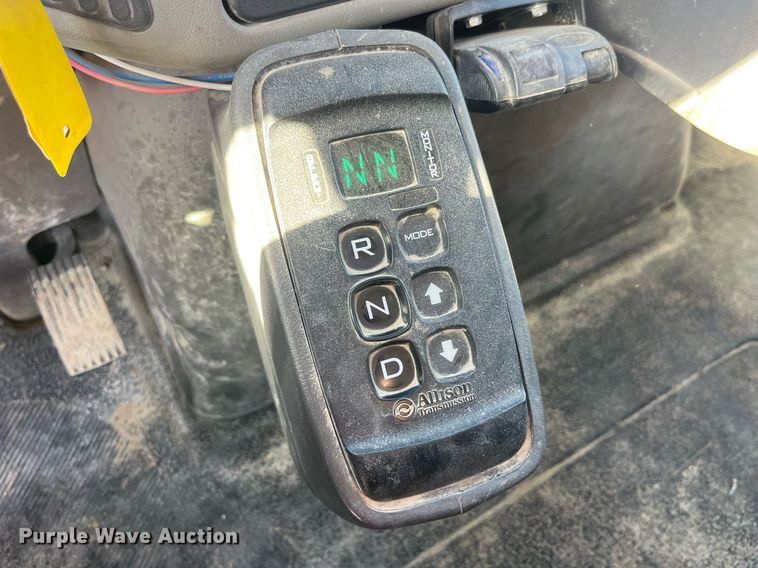 image for item LC9240 2010 International  7400 SFA dump truck